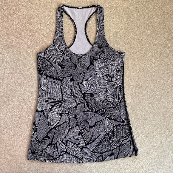 EUC - Lululemon bundle - crops and tank top - Picture 6 of 9